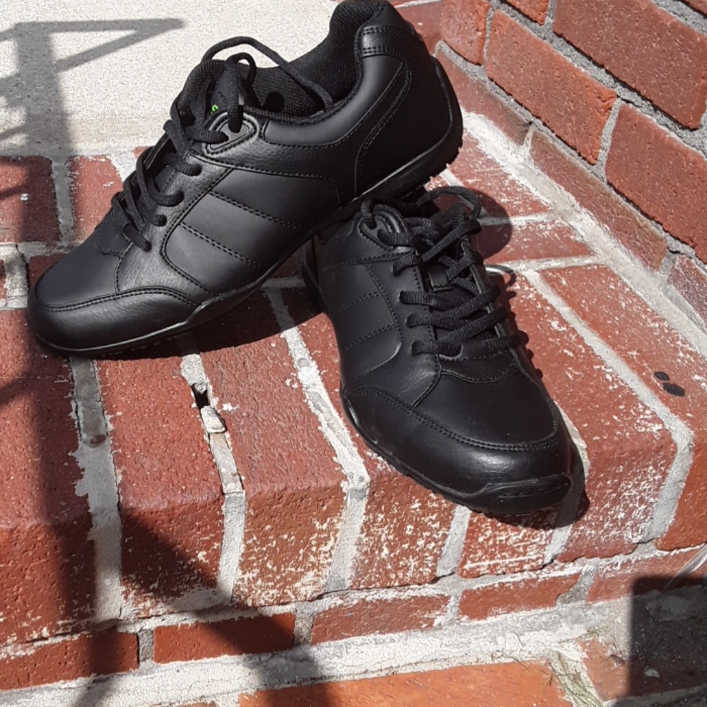 NEW WORK OR WALKING SHOES  9.5 MED